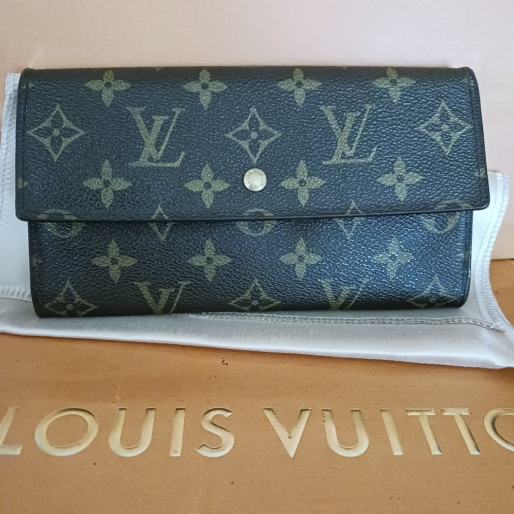 VINTAGE! Authentic Louis Vuitton International wallet